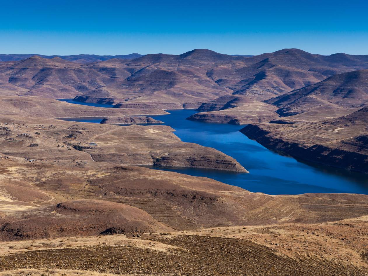Biological monitoring of the catchments of the Katse and Mohale Dams: a comparison with the pre-construction baseline.